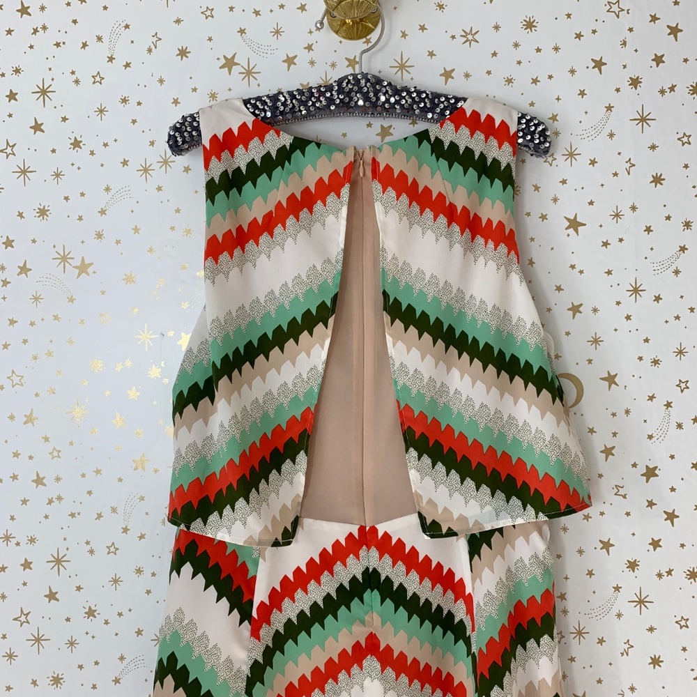 1.STATE | Sleeveless Chevron Print Dress - Picture 6 of 8